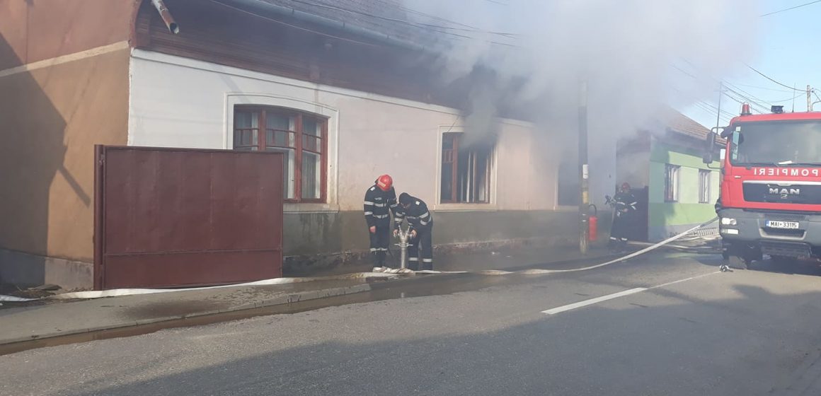 GALERIE FOTO | ACTUALIZARE | Casă în flăcări, două persoane evacuate