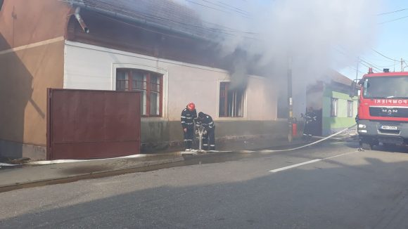 GALERIE FOTO | ACTUALIZARE | Casă în flăcări, două persoane evacuate