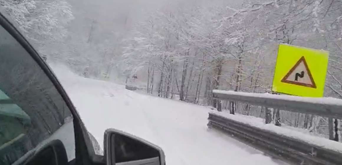 Fenomene meteorologice extreme în Maramureș, s-a lăsat și cu acoperișuri smulse