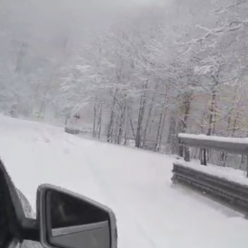 Fenomene meteorologice extreme în Maramureș, s-a lăsat și cu acoperișuri smulse Fenomene meteorologice extreme în Maramureș, s-a lăsat și cu acoperișuri smulse