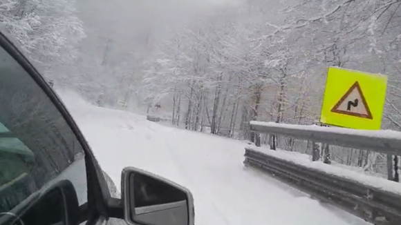 Fenomene meteorologice extreme în Maramureș, s-a lăsat și cu acoperișuri smulse