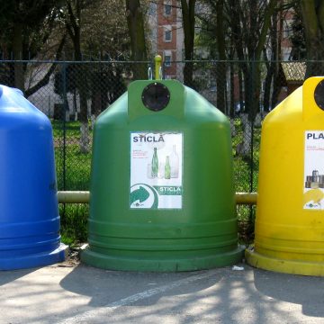 Societatea de salubrizare din Sighet va demara cea de-a doua campanie de montare a containerelor destinate deșeurilor selective
