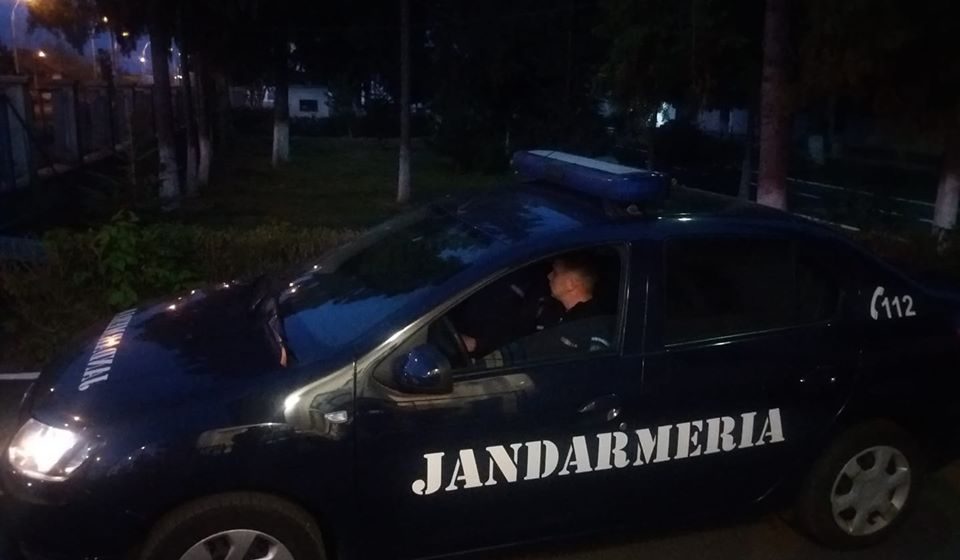 Un scandalagiu s-a luat la harță cu clienții unui local