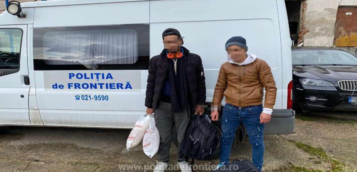Doi marocani, opriți să treacă ilegal granița