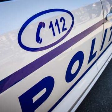 Reținut de polițiști după ce a intrat în casă peste fosta iubită și a amenințat-o