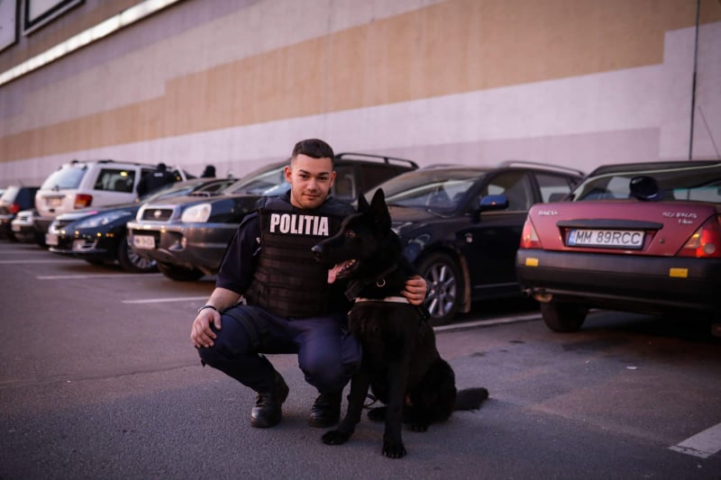 Prins cu țigări de contrabandă datorită unui câine polițist