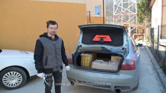 VIDEO | Prins cu ocaua mică – și cu portbagajul plin cu țigări de contrabandă VIDEO | Prins cu ocaua mică – și cu portbagajul plin cu țigări de contrabandă