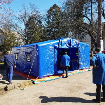 VIDEO | Două corturi de triaj epidemiologic, montate în incinta Spitalului Sighet