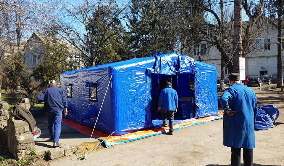 VIDEO | Două corturi de triaj epidemiologic, montate în incinta Spitalului Sighet VIDEO | Două corturi de triaj epidemiologic, montate în incinta Spitalului Sighet
