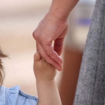 Majorarea cu 50% a indemnizaţiei de creştere a copilului pentru părinţii de gemeni, tripleţi şi multipleţi intră în vigoare
