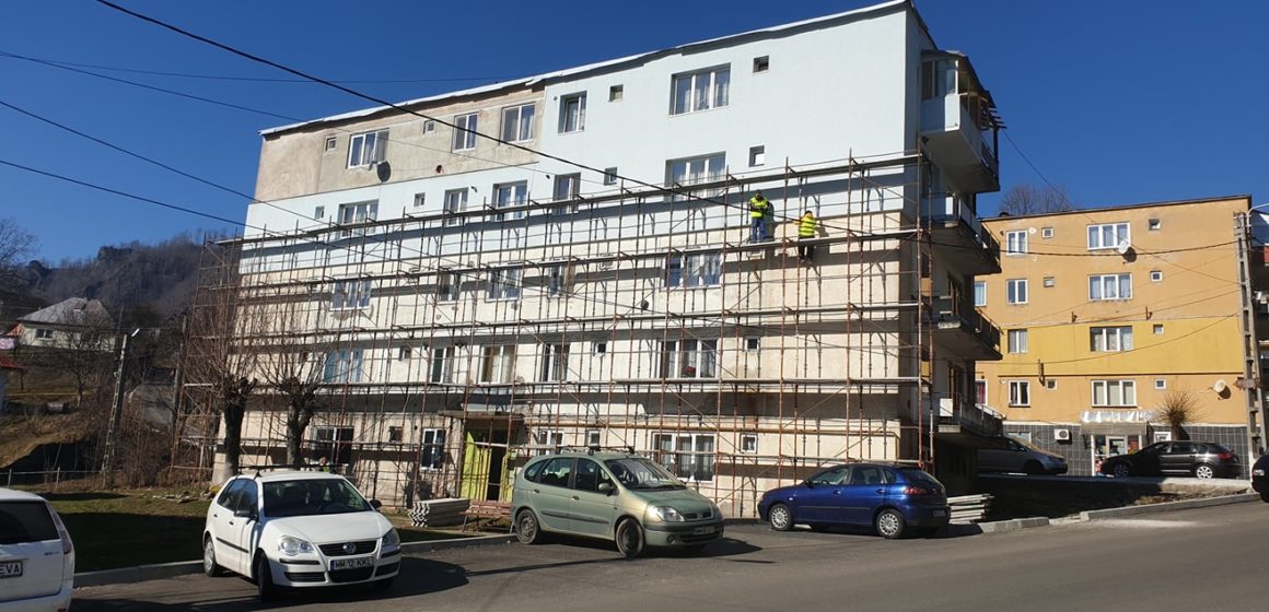 VIDEO | Continuă reabilitarea blocurilor în Cavnic