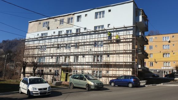 VIDEO | Continuă reabilitarea blocurilor în Cavnic VIDEO | Continuă reabilitarea blocurilor în Cavnic