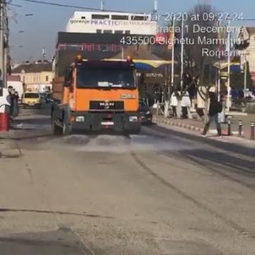 VIDEO | Acțiuni de igienizare a străzilor din Sighet cu apă și clor