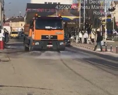 VIDEO | Acțiuni de igienizare a străzilor din Sighet cu apă și clor VIDEO | Acțiuni de igienizare a străzilor din Sighet cu apă și clor