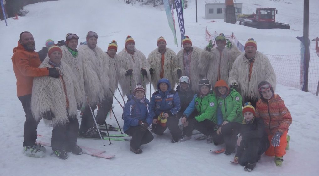 VIDEO | Monitorii a peste 10 scoli de ski s-au întîlnit in Cavnic VIDEO | Monitorii a peste 10 scoli de ski s-au întîlnit in Cavnic
