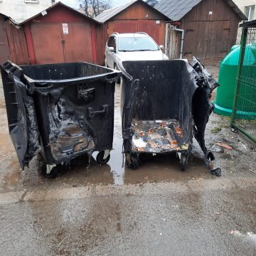 VIDEO | Mai multe pubele de gunoi au fost incendiate în cartierul Independenței VIDEO | Mai multe pubele de gunoi au fost incendiate în cartierul Independenței