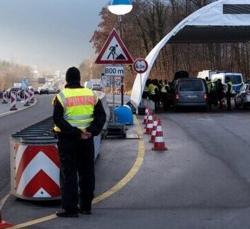 VIDEO | Mii de români, printre care copii și femei însărcinate, blocați la granița dintre Austria și Ungaria