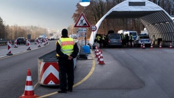 VIDEO | Mii de români, printre care copii și femei însărcinate, blocați la granița dintre Austria și Ungaria VIDEO | Mii de români, printre care copii și femei însărcinate, blocați la granița dintre Austria și Ungaria