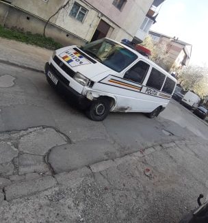 Arestat preventiv după ce a lovit cu mașina două autovehicule, dintre care unul al poliției. Era și beat și nici nu avea permis
