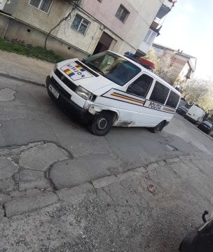 Arestat preventiv după ce a lovit cu mașina două autovehicule, dintre care unul al poliției. Era și beat și nici nu avea permis
