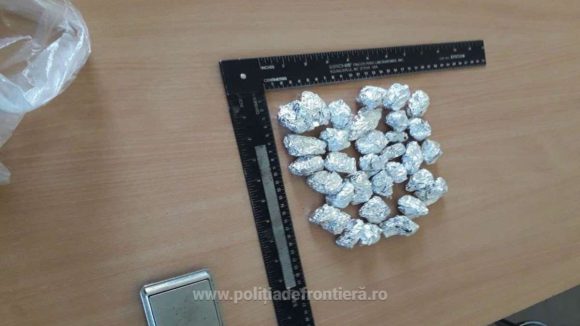 VIDEO | Canabis descoperit de polițiștii de frontieră asupra a doi tineri din Maramureș VIDEO | Canabis descoperit de polițiștii de frontieră asupra a doi tineri din Maramureș