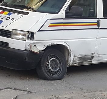 VIDEO | (FOTO) Urmărire ca în filme în Sighetu Marmației. A urcat la volan fără să aibă permis, a lovit mașina poliției și apoi a fugit VIDEO | (FOTO) Urmărire ca în filme în Sighetu Marmației. A urcat la volan fără să aibă permis, a lovit mașina poliției și apoi a fugit