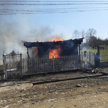 VIDEO | ÎNDEMN LA SOLIDARITATE: O familie din Berbești a rămas fără casă, după ce un incendiu devastator le-a distrus agoniseala de o viață