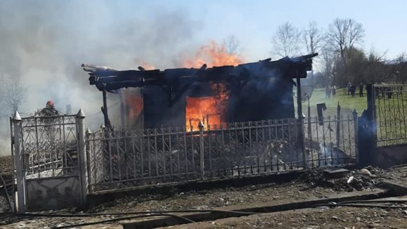 VIDEO | ÎNDEMN LA SOLIDARITATE: O familie din Berbești a rămas fără casă, după ce un incendiu devastator le-a distrus agoniseala de o viață VIDEO | ÎNDEMN LA SOLIDARITATE: O familie din Berbești a rămas fără casă, după ce un incendiu devastator le-a distrus agoniseala de o viață