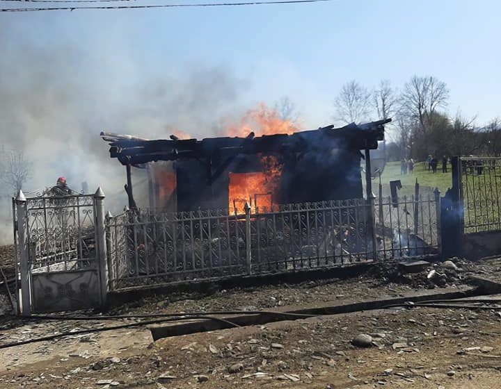 VIDEO | ÎNDEMN LA SOLIDARITATE: O familie din Berbești a rămas fără casă, după ce un incendiu devastator le-a distrus agoniseala de o viață