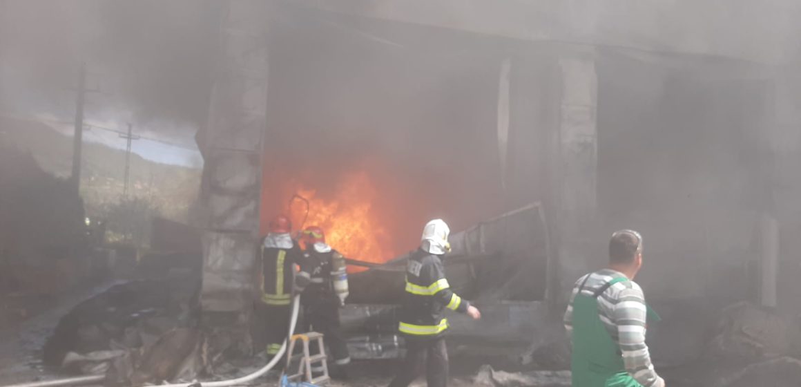 VIDEO | Depozit cuprins de flăcări în Baia Mare VIDEO | Depozit cuprins de flăcări în Baia Mare