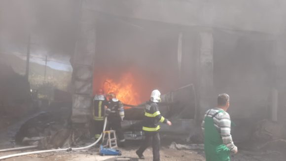VIDEO | Depozit cuprins de flăcări în Baia Mare