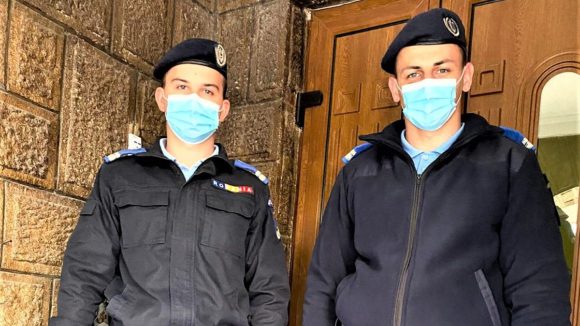 VIDEO | I-a dus droguri unui amic aflat în carantină VIDEO | I-a dus droguri unui amic aflat în carantină