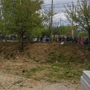 VIDEO | Înmormântare cu mai mulți participanți decât dau voie ordonanțele militare