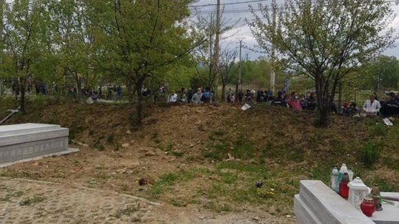 VIDEO | Înmormântare cu mai mulți participanți decât dau voie ordonanțele militare