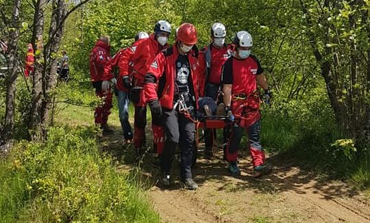 ( FOTO) Un grav accident s-a produs în Strâmtura. Victima a fost preluată de un elicopter SMURD