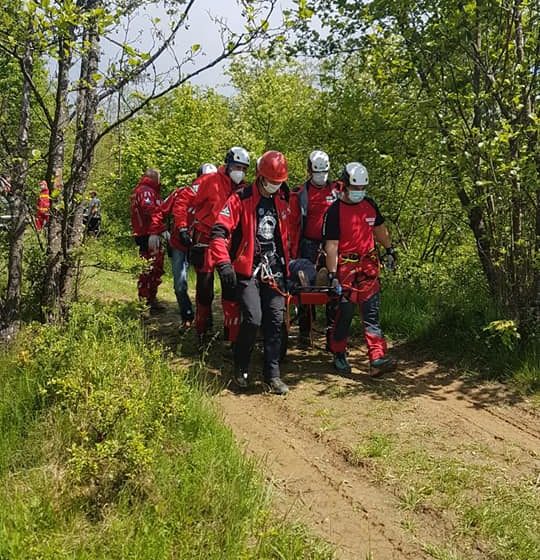 ( FOTO) Un grav accident s-a produs în Strâmtura. Victima a fost preluată de un elicopter SMURD