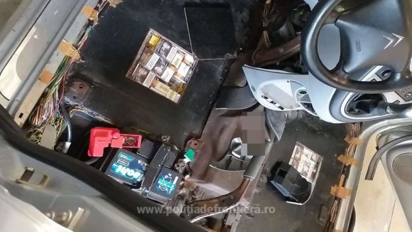 Țigări de contrabandă de peste 32.000 de lei acunse în podeaua unei mașini