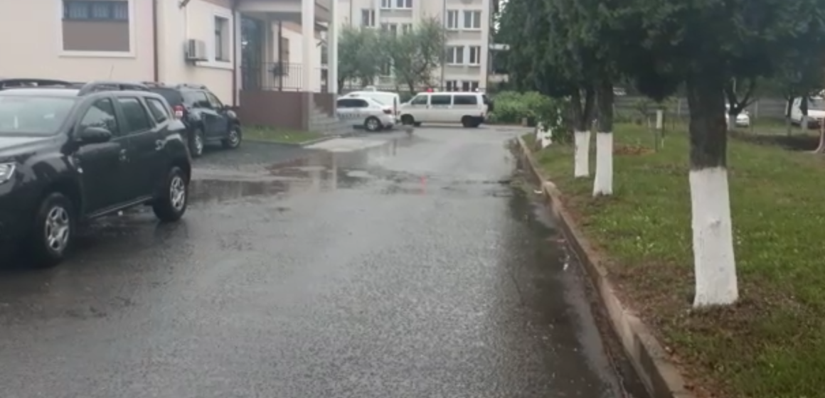 VIDEO | Șapte persoane au fost reținute în urma scandalului din parcarea unui centru comercial