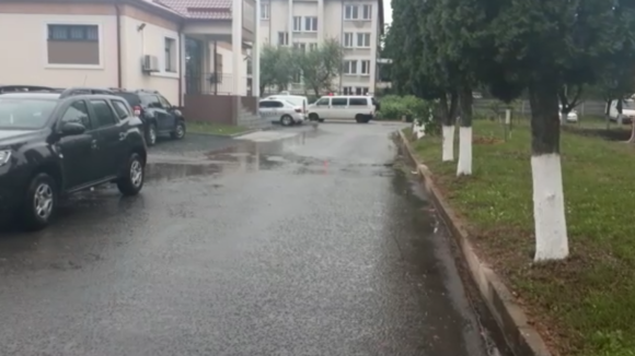 VIDEO | Șapte persoane au fost reținute în urma scandalului din parcarea unui centru comercial