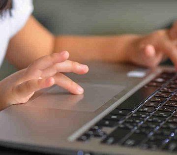 Obiectivul Ministerului Educației este ca până în toamnă să asigure laptop-uri sau tablete pentru toţi elevii care nu au astfel de dispozitive Obiectivul Ministerului Educației este ca până în toamnă să asigure laptop-uri sau tablete pentru toţi elevii care nu au astfel de dispozitive