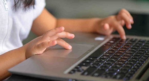 Obiectivul Ministerului Educației este ca până în toamnă să asigure laptop-uri sau tablete pentru toţi elevii care nu au astfel de dispozitive Obiectivul Ministerului Educației este ca până în toamnă să asigure laptop-uri sau tablete pentru toţi elevii care nu au astfel de dispozitive