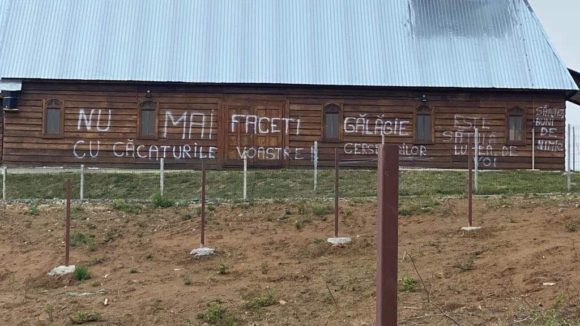 VIDEO | Peretele unei biserici din Tăuții Măgherăuș a fost vandalizat VIDEO | Peretele unei biserici din Tăuții Măgherăuș a fost vandalizat