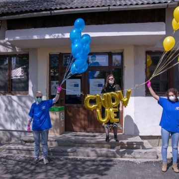 VIDEO | Baloane și lampioane lansate de Ziua Europei de membrii Școlii Ambasador a Colegiului Național ”Dragoș Vodă”