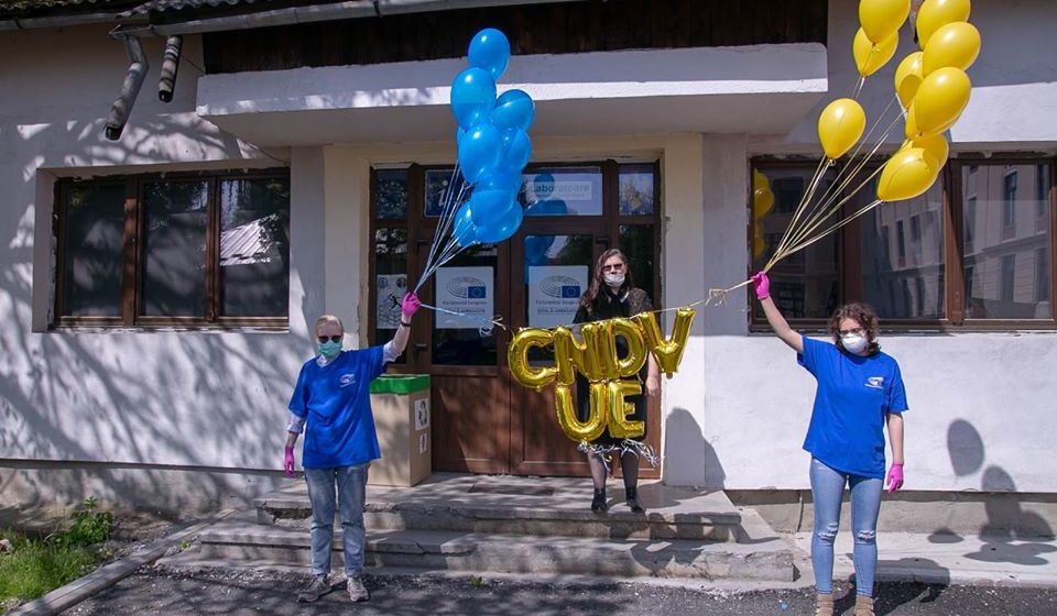VIDEO | Baloane și lampioane lansate de Ziua Europei de membrii Școlii Ambasador a Colegiului Național ”Dragoș Vodă” VIDEO | Baloane și lampioane lansate de Ziua Europei de membrii Școlii Ambasador a Colegiului Național ”Dragoș Vodă”