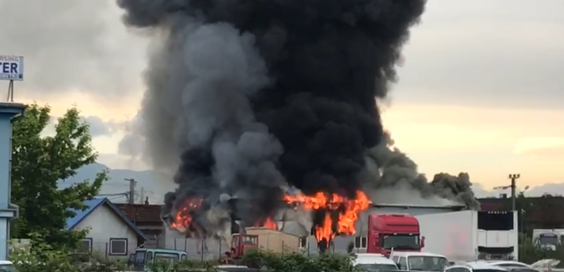 VIDEO | Hală cuprinsă de flăcări VIDEO | Hală cuprinsă de flăcări