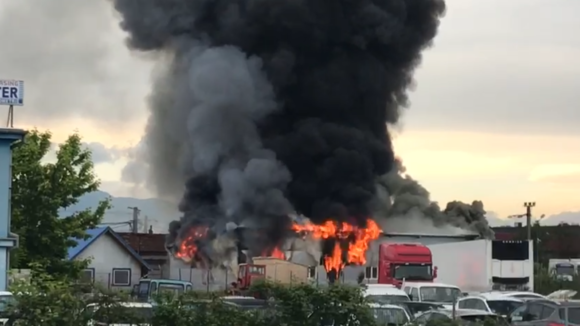 VIDEO | Hală cuprinsă de flăcări VIDEO | Hală cuprinsă de flăcări