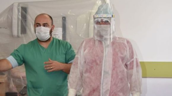 VIDEO | Instruire la Spitalul Județean privind modul în care se îmbracă și se dezbracă echipamentul de protecție VIDEO | Instruire la Spitalul Județean privind modul în care se îmbracă și se dezbracă echipamentul de protecție