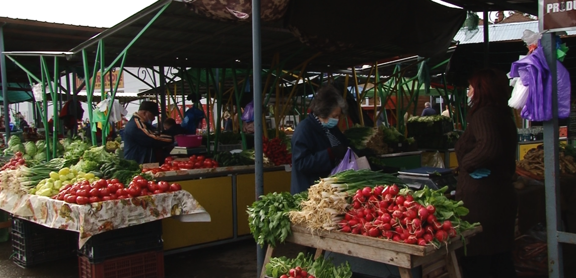 VIDEO | Tarabe pline, cumpărători puțini