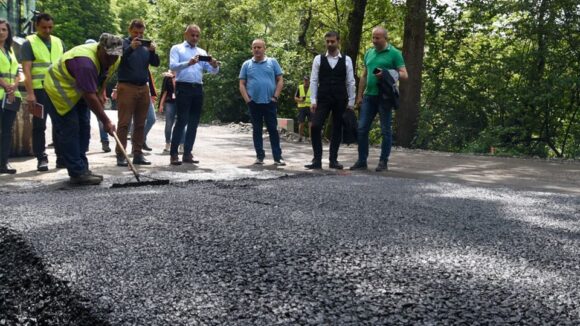 VIDEO | Primul kilometru de asfalt s-a turnat pe DJ186, în Bârsana, în proiectul de reabilitare a Drumului Județean pe Valea Izei