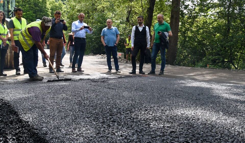 VIDEO | Primul kilometru de asfalt s-a turnat pe DJ186, în Bârsana, în proiectul de reabilitare a Drumului Județean pe Valea Izei